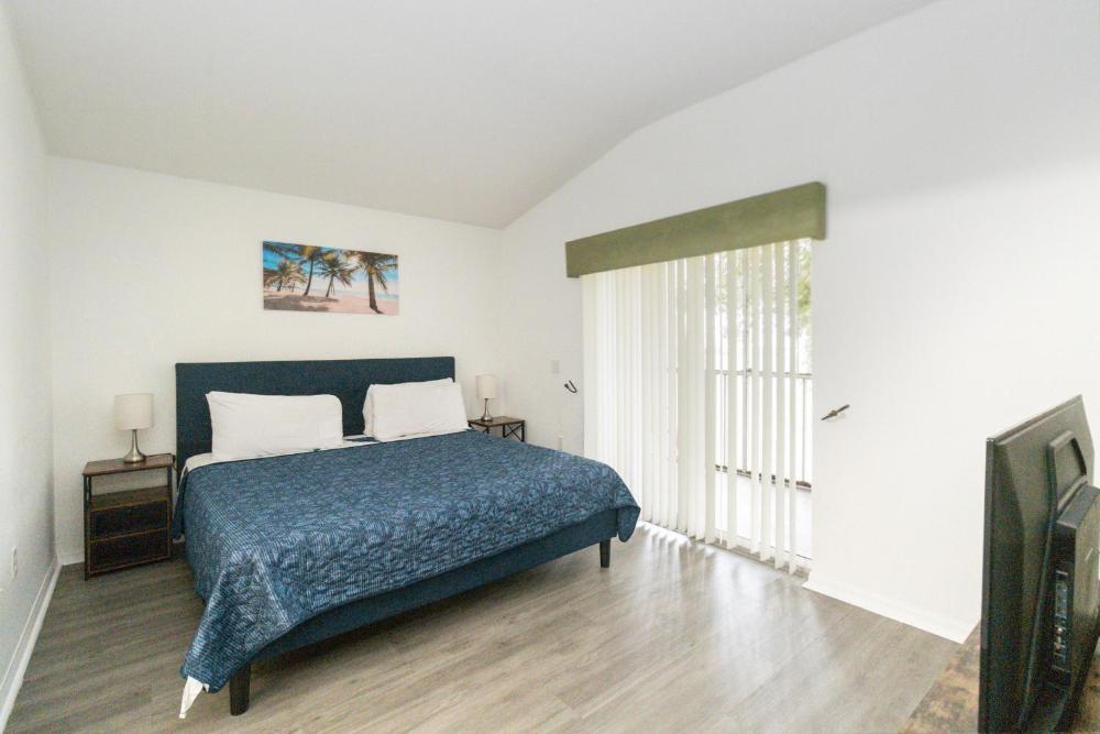 Huge Screened Patio That Overlooks Lake Buck, Near Famous Attractions!!